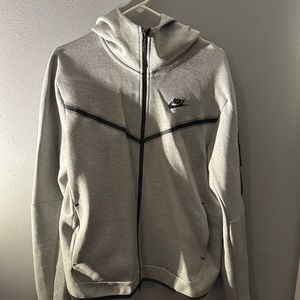 Men’s Nike Tech Zip Up! Size Medium